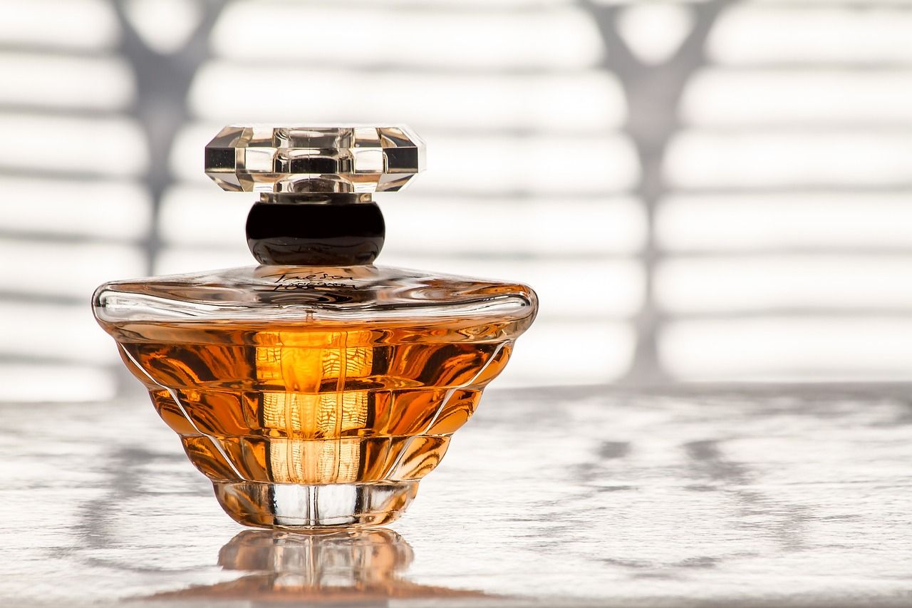 Oszczędność z klasą: Jak znaleźć perfumy, które nie odstają od znanych marek