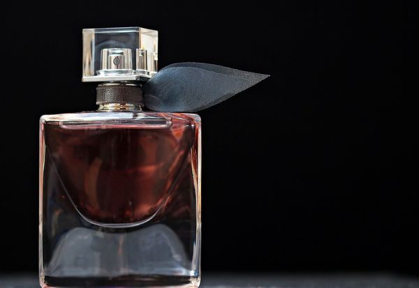 Jak znaleźć odpowiedniki znanych perfum nie nadszarpując portfela?