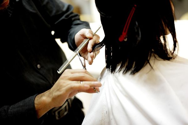 Współpraca fryzjera z hurtowniami - jakie są korzyści?