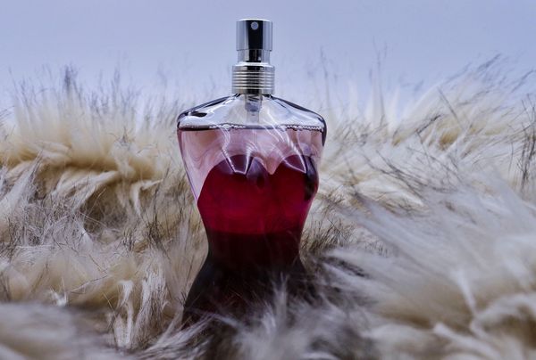 Jak wybrać odpowiednik perfum, który długo utrzymuje swój zapach?